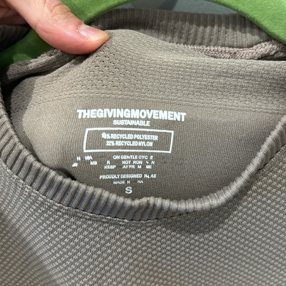 Activewear Long-sleeve - Picture 2 of 5